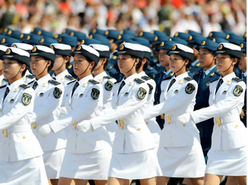 芒果网邀你看各国女兵英姿 更懂中国女兵美