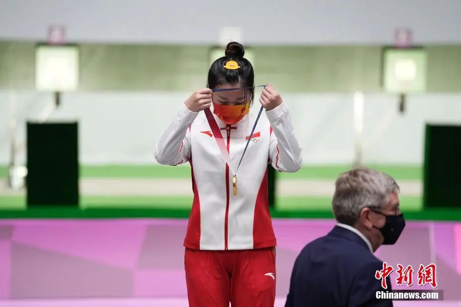 图为杨倩戴上奥运金牌。中新社记者 杜洋 摄