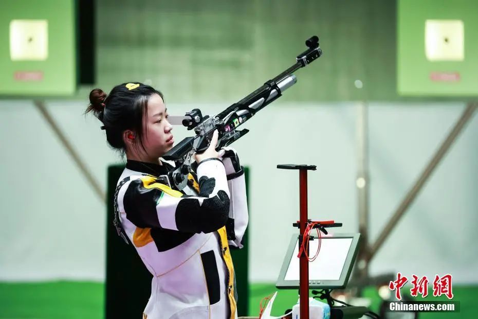 资料图：7月24日举行的东京奥运会女子10米气步枪决赛中，中国选手杨倩夺得冠军，为中国代表团揽入本届奥运会第一枚金牌。这也是本届东京奥运会诞生的首枚金牌。图片来源：视觉中国