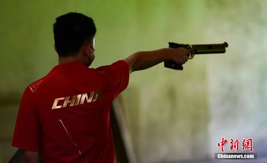 资料图：7月21日，日本东京奥运会射击馆，中国射击队运动员在进行赛前训练。中新社记者 杜洋 摄