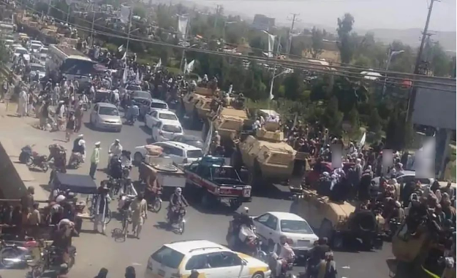 塔利班阅兵展示缴获的武器