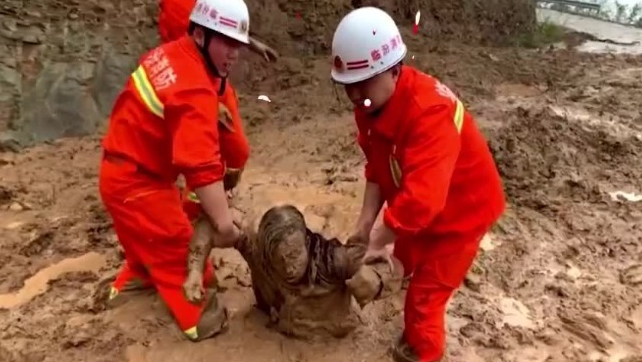 山西消防员救出被泥石流掩埋女子