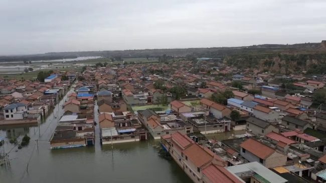 村主任哽咽谈被淹没的村庄:三道防线难抵洪水，水最深处达3米