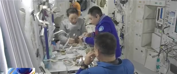 神十三航天员太空干饭画面曝光：三人吃得好睡得香 已做好出舱准备