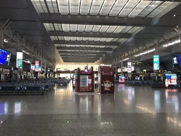 实拍上海虹桥火车站“离沪潮”：候车大厅几乎空无一人