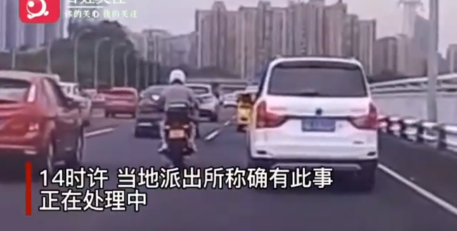 重庆一男子大桥上突然开门跳车跃江 警方已介入