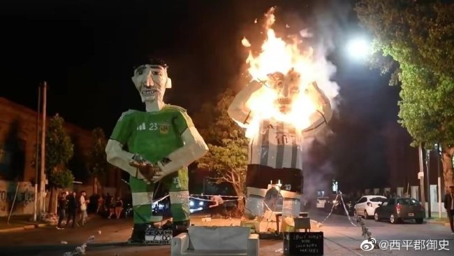 阿根廷民众烧梅西雕像庆祝传统新年：烧了78个名人雕像