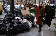 巴黎街头76000吨垃圾待
