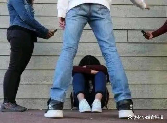 菏泽高中生疑遭同学群殴被逼喝尿，霸凌者因未满18周岁免除行政处罚，家长发声