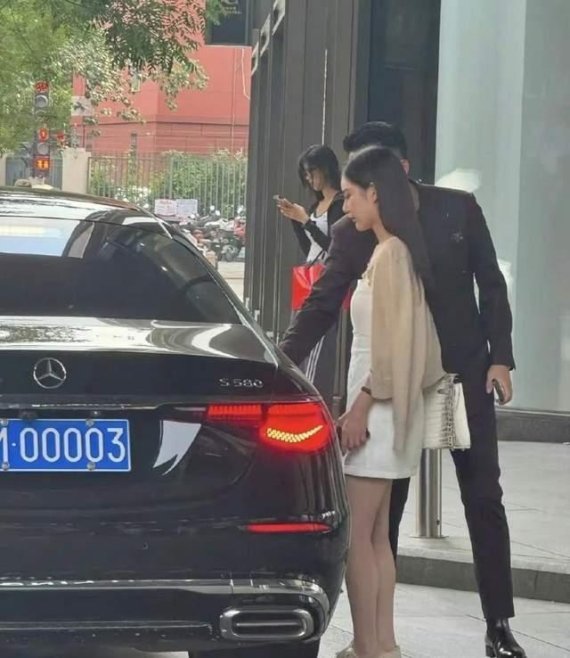 汪小菲领完结婚证带妻子办签证 从恋人成为了夫妻往事随风吧