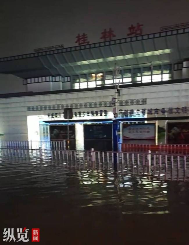 桂林火车站被淹积水漫入候车大厅