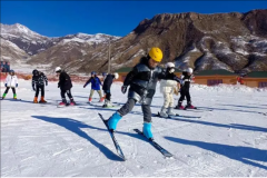 黑龙江冰雪旅游火爆出圈，民宿预订火爆，冰雪经济拉动增长